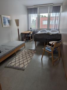 una camera da letto con un letto, un tavolo e delle sedie di CityLoginn a Närpiö