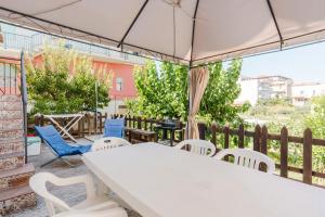 un tavolo bianco e sedie su un patio di Sea Nest a Balestrate