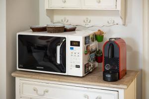 萨罗克Nido sul Mare的厨房台面上的一个微波炉