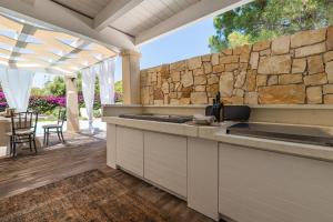 萨罗克Nido sul Mare的厨房设有石墙和台面