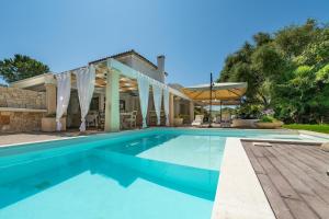 萨罗克Nido sul Mare的房子前面的游泳池