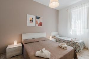 una camera da letto con due letti con asciugamani sopra di Sea Nest a Balestrate