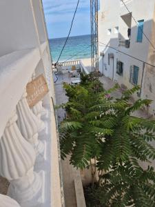 a view of the beach from the balcony of a building at Résidence BAYA in Chott Meriem