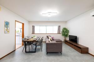 un soggiorno con un divano e un tavolo di Vacation Rental -Nagumo301- a Tokyo