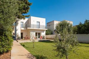 una vista de una casa con patio en Villa Francesca - Beach and Airport, en Carini