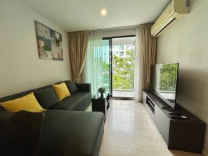 Posezení v ubytování Centrio 2 Bedrooms Condos in Town-Central Phuket