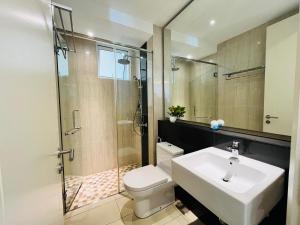 ein Badezimmer mit Waschbecken, Toilette und Dusche in der Unterkunft The Shore Premium Melaka By I Housing in Malakka + 77 Fotos
