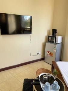 TV a/nebo společenská místnost v ubytování Nyali BeachLuxe Studio with pool
