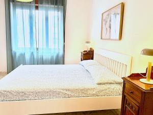A bed or beds in a room at GuestHost - Casa Vita Roomy Apartment