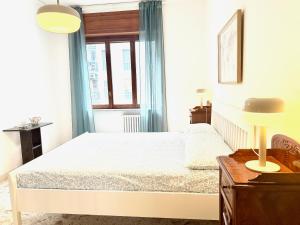 A bed or beds in a room at GuestHost - Casa Vita Roomy Apartment