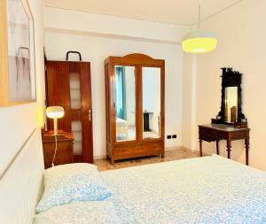 A bed or beds in a room at GuestHost - Casa Vita Roomy Apartment