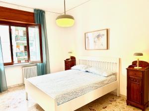 A bed or beds in a room at GuestHost - Casa Vita Roomy Apartment
