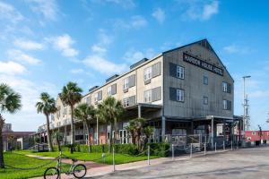 ガルベストンにあるHarbor House Hotel and Marina at Pier 21の建物の前に自転車が駐車されている