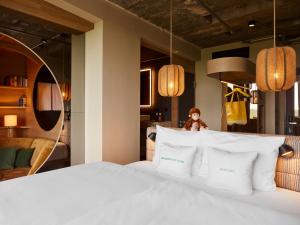 Postel nebo postele na pokoji v ubytování 25hours Hotel Bikini Berlin