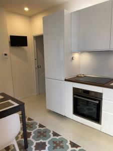 a kitchen with white cabinets and a stove at Dimora Laberinto in San Benedetto del Tronto