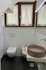 a bathroom with a sink and a toilet at Dimora Laberinto in San Benedetto del Tronto