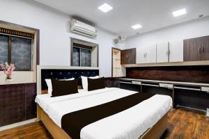 a bedroom with a large bed in a room at Hotel O The Starlight in Kolkata