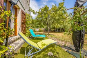 un patio con due sedie e un tavolo di Maison de l’océan - Hourtin, Médoc a Hourtin