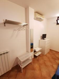 カリーニにあるHomedafの白い部屋(ベンチ、デスク付)