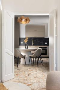 a dining room with a table and chairs at The charm of Jerusalem in Jerusalem +12 photos