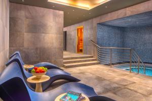 ブダペストにあるKimpton BEM Budapest by IHGのプールとテーブルと階段のあるロビー +100枚の写真
