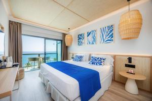 Łóżko lub łóżka w pokoju w obiekcie Marins Suites - Adults Only Hotel