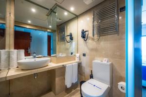Łazienka w obiekcie Marins Suites - Adults Only Hotel