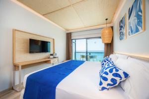 Łóżko lub łóżka w pokoju w obiekcie Marins Suites - Adults Only Hotel
