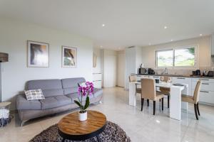 a living room with a couch and a table at Le Petit Bois évasion nature entre Genève&Annecy in Copponex