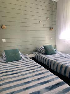 Postel nebo postele na pokoji v ubytování La Suite Unique - Le jardin sur les Pyrénées- vue panoramique montagne -jardin clôturé privé de 100m2-Parking-Linge de lit et serviettes compris-