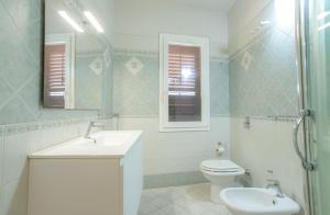 Ένα μπάνιο στο Porto Vecchio Rooms
