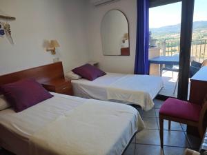 TalarnにあるLas mejores vistas de Talarnのベッド2台とバルコニー付きのホテルの部屋 +92枚の写真