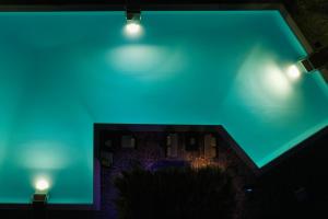 Bazén v ubytování Royal Club Hotel - Aqua Poolside Bliss nebo v jeho okolí