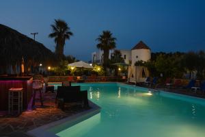 Bazén v ubytování Royal Club Hotel - Aqua Poolside Bliss nebo v jeho okolí