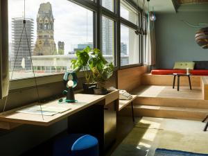 Postel nebo postele na pokoji v ubytování 25hours Hotel Bikini Berlin