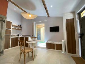 Μια τηλεόραση ή/και κέντρο ψυχαγωγίας στο CRAFT HOME - Studio - BALNEO - PARKING privé