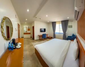 杜科姆Express City Hotel - Duqm的一间带床和镜子的酒店房间