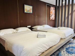 Ένα ή περισσότερα κρεβάτια σε δωμάτιο στο Stylish & Spacious Suite for Family, Tusita