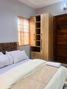 Ένα ή περισσότερα κρεβάτια σε δωμάτιο στο Executive 3 Bedroom Flat at WTC Estate