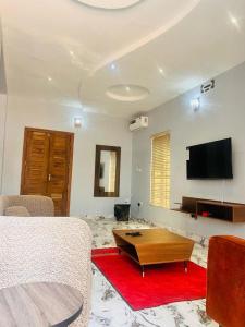 Μια τηλεόραση ή/και κέντρο ψυχαγωγίας στο Executive 3 Bedroom Flat at WTC Estate