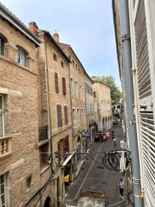 a view of a city street with buildings at Beautiful accommodation - Hypercentre Marketplace in Cahors