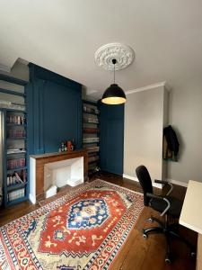 a living room with a rug on the floor at Beautiful accommodation - Hypercentre Marketplace in Cahors