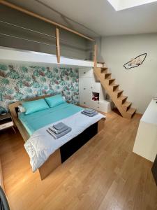 une chambre avec un lit et un escalier dans l'établissement Chambre chez l'habitant avec piscine 400m Circuit 24h Le Mans, au Mans