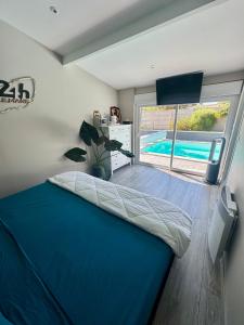 - une chambre avec un lit et une piscine dans l'établissement Chambre chez l'habitant avec piscine 400m Circuit 24h Le Mans, au Mans 5 autres photos