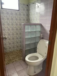 Koupelna v ubytování Urbanview Resort Syariah Khansa Cisarua Puncak by RedDoorz