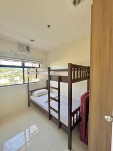 Postel nebo postele na pokoji v ubytování The MIDPOINT Residences 2 bedroom for couple or family condo near Ayala Center Cebu and SM City Cebu