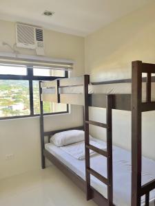 Postel nebo postele na pokoji v ubytování The MIDPOINT Residences 2 bedroom for couple or family condo near Ayala Center Cebu and SM City Cebu + 13 fotografií