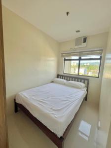 Postel nebo postele na pokoji v ubytování The MIDPOINT Residences 2 bedroom for couple or family condo near Ayala Center Cebu and SM City Cebu