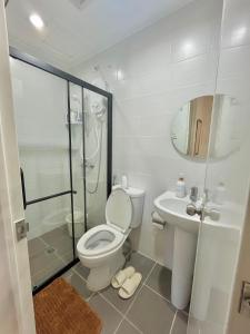 Koupelna v ubytování The MIDPOINT Residences 2 bedroom for couple or family condo near Ayala Center Cebu and SM City Cebu
