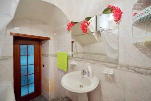 ナポリにあるIl Basso 13の白いバスルーム(シンク、鏡付)